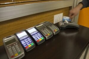 T&uuml;keticilerin alışverişlerde kredi kartı kullanımı artış g&ouml;sterdi. Merkez Bankası verilerine