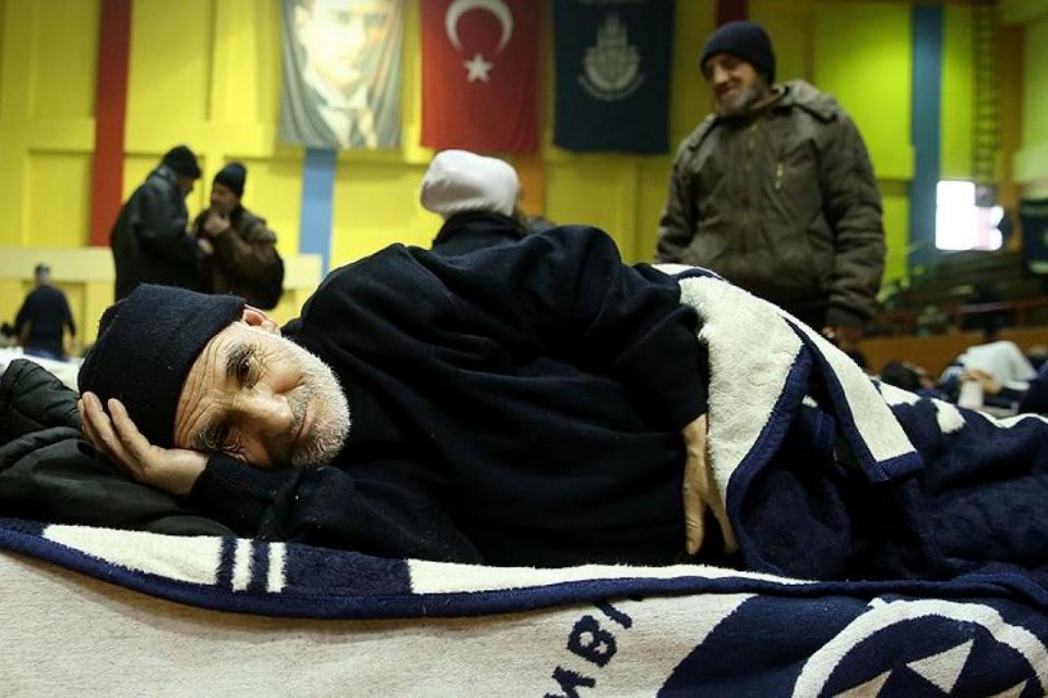 Evsizlere yardımlarda bulunan Şefkat Der Gönüllüsü Hayrettin Bulan, tahmini olarak