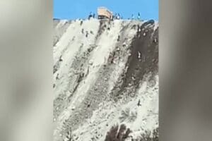 Osmaniye'nin Toprakkale il&ccedil;esinde fabrika atıklarının d&ouml;k&uuml;ld&uuml;ğ&uuml; alanda &ccedil;ok sayıda vatandaş