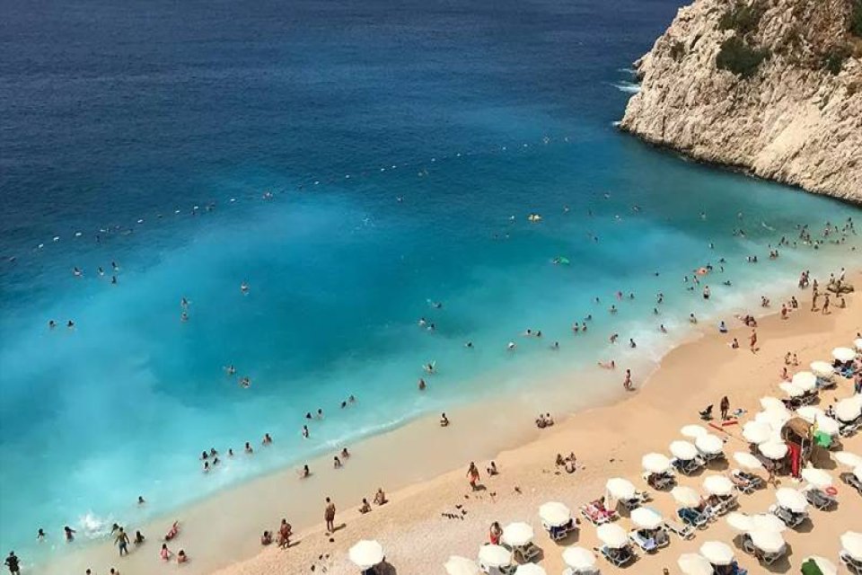 Rapora göre, 2022'de dünya genelinde 963 milyon turist seyahat etti.