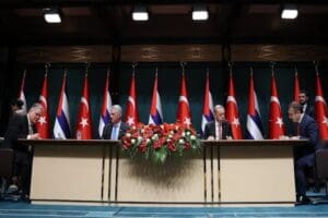Cumhurbaşkanı Recep Tayyip Erdoğan ve K&uuml;ba Devlet Başkanı Miguel Mario