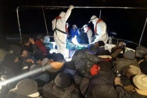 İzmir'in Seferihisar ve Fo&ccedil;a il&ccedil;esi a&ccedil;ıklarında Yunan unsurlarınca geri itilen