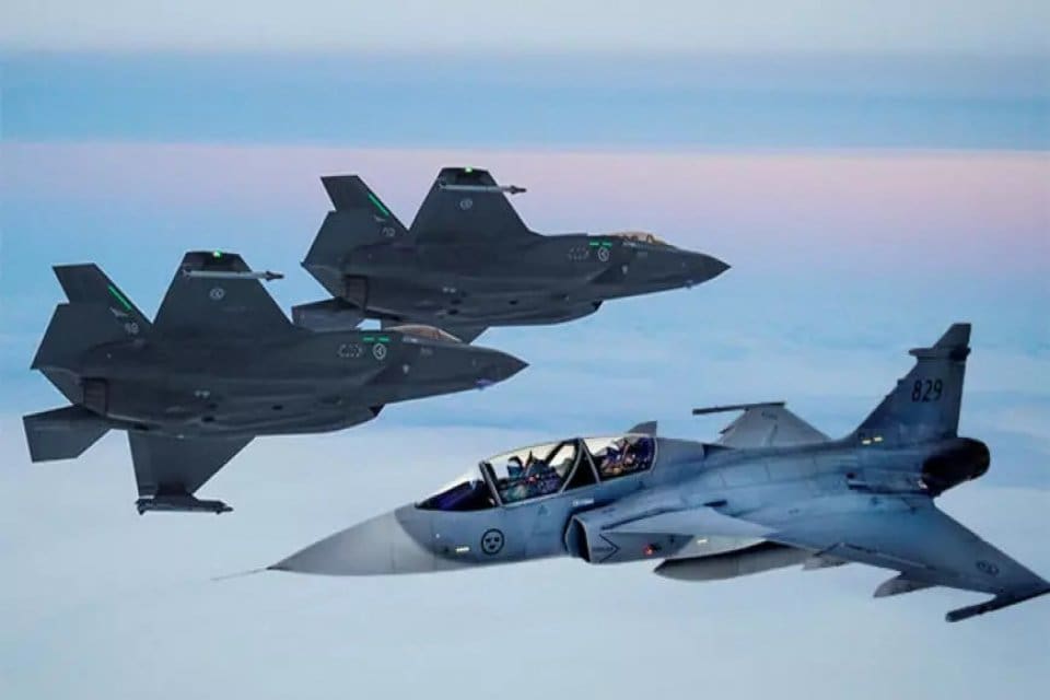 NATO'ya &uuml;yeliği tehlikede olan İsve&ccedil;, komşularıyla yeni bir anlaşma imzaladı.