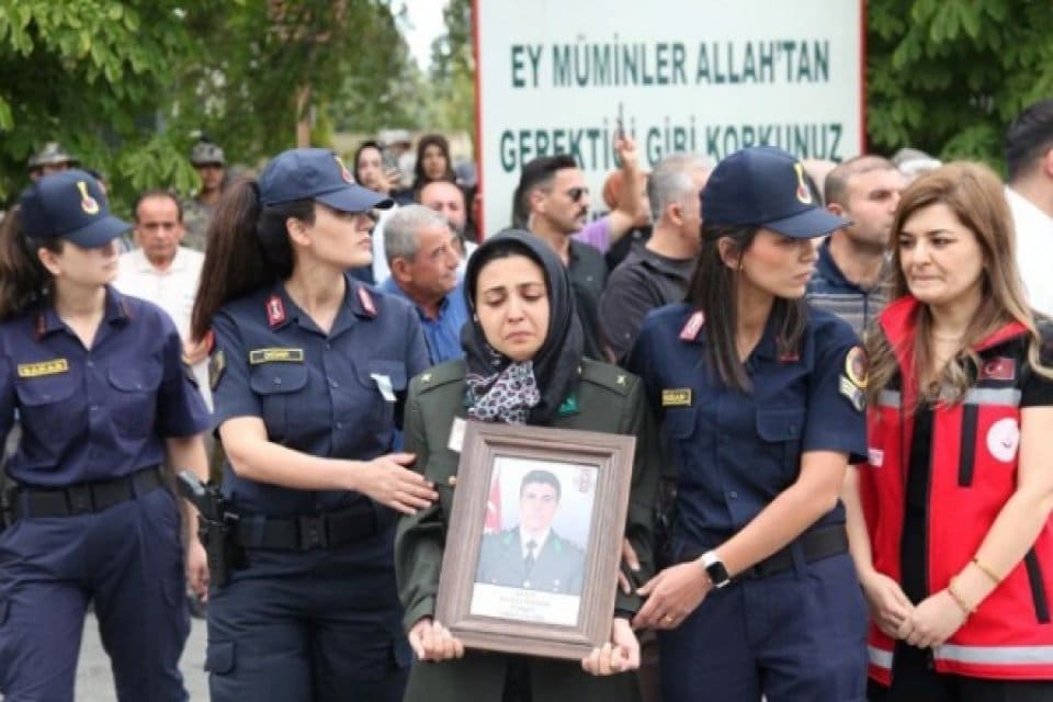 Pen&ccedil;e-Kilit Harekatı'nda ter&ouml;ristlerin saldırısı sonucu şehit olan &Uuml;steğmen Serkan Erkuş