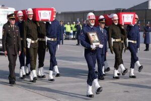 Konya'da, askeri aracın yoğun sisin etkili olduğu yolda TIR'a &ccedil;arpması