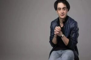 Amasya'da, turneden d&ouml;nen tiyatro ekibini taşıyan minib&uuml;s&uuml;n TIR&rsquo;a &ccedil;arpması nedeniyle