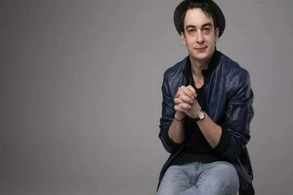 Amasya'da, turneden d&ouml;nen tiyatro ekibini taşıyan minib&uuml;s&uuml;n TIR&rsquo;a &ccedil;arpması nedeniyle