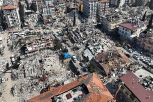 T&Uuml;RKONFED, yayımladığı &ouml;nc&uuml; raporda Kahramanmaraş Depremi&rsquo;nin 70.75 milyar doları konut