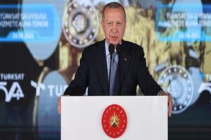 T&uuml;rksat 5A haberleşme uydusu bug&uuml;n T&Uuml;RKSAT&rsquo;ın Ankara G&ouml;lbaşı&rsquo;ndaki yerleşkesinde, Cumhurbaşkanı