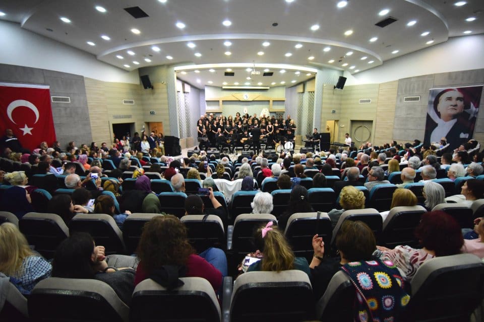 &Uuml;nl&uuml; Halk Ozanı Aşık Veysel&rsquo;in eserleri t&uuml;rk&uuml; dostlarını Bornova&rsquo;da buluşturdu.