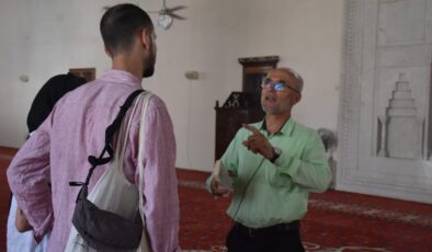 Turistlere İslam dinini anlatıyor: İzmir'de turizm elçisi cami imamı