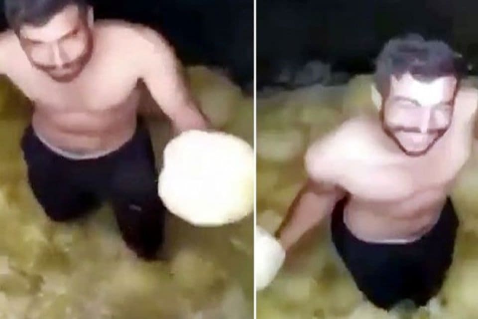 Turşu tesisinde bir &ccedil;alışanın, &ccedil;ıplak ayakla girdiği turşu tankında dans