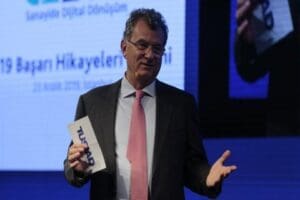 "Ekonomimizin i&ccedil;inde bulunduğu istikrarsızlık girdabı kurumsuzlaşmanın bir sonucu" diyen T&Uuml;SİAD