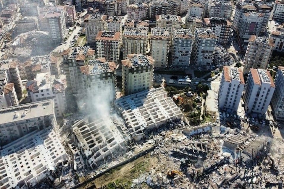 31 binden fazla insanın &ouml;l&uuml;m&uuml;ne yol a&ccedil;an deprem sonrası yaptıkları