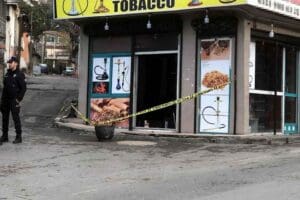 İZMİR'in Konak il&ccedil;esinde aralarında husumet bulunan H.G., t&uuml;t&uuml;n satışının yapıldığı