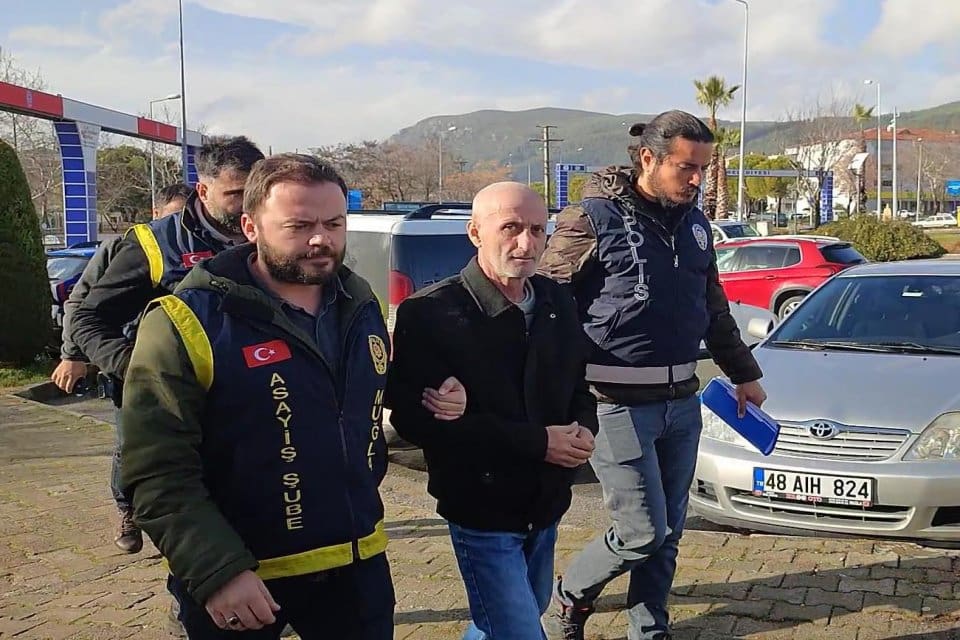 Muğla'nın Menteşe il&ccedil;esinde, birlikte yaşadığı Alzheimer hastası ablası Canan &Ouml;ner'e