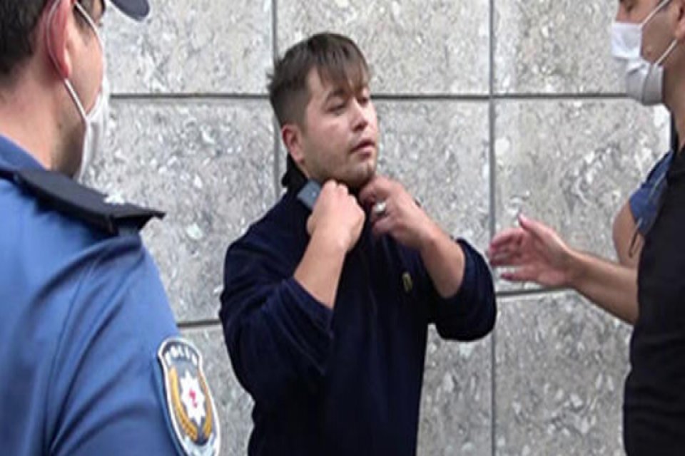 Tuzla'da denetim sırasında maskesiz olduğu gerek&ccedil;esiyle hakkında işlem yapan polisleri