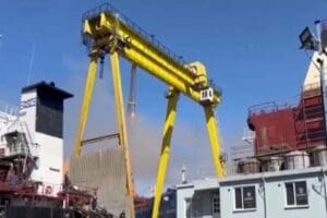 İstanbul Tuzla'da &ouml;zel bir tersanede bakıma alınan y&uuml;k gemisinde &ccedil;ıkan