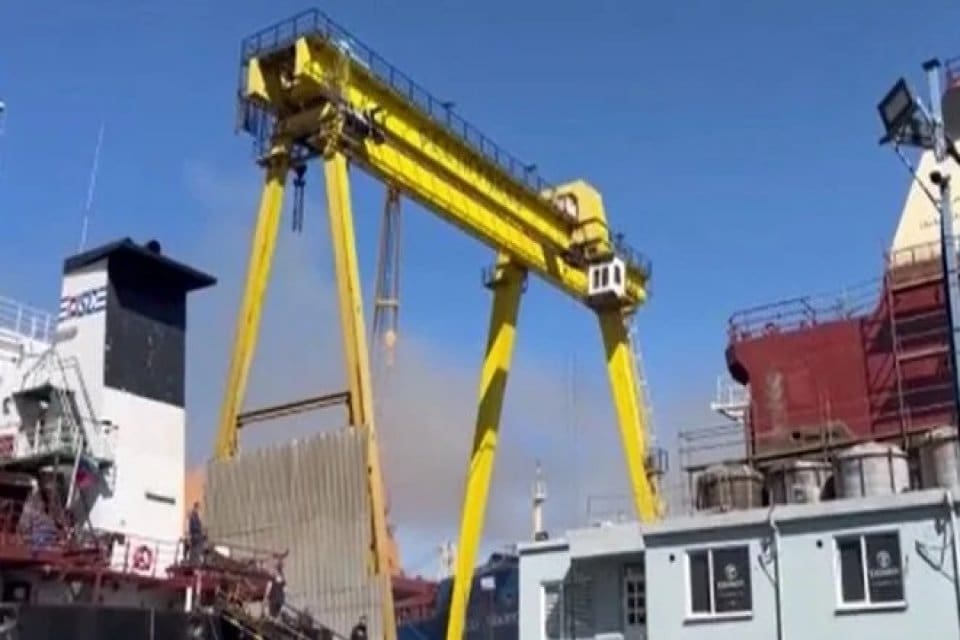 İstanbul Tuzla'da &ouml;zel bir tersanede bakıma alınan y&uuml;k gemisinde &ccedil;ıkan