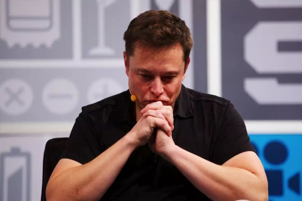 Sosyal medya platformu Twitter'ı satın almaktan vazge&ccedil;en Elon Musk ile
