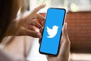 Sosyal medya devi Twitter, bug&uuml;n itibarıyla SMS ile iki fakt&ouml;rl&uuml;