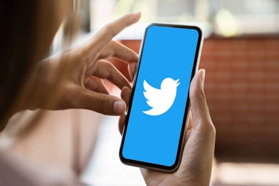 Sosyal medya devi Twitter, bug&uuml;n itibarıyla SMS ile iki fakt&ouml;rl&uuml;