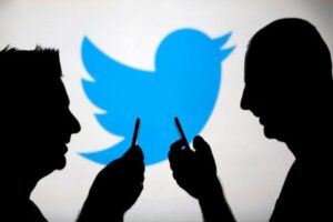Resmi Gazete'de yayımlanarak Türkiye'ye temsilci atamayan Twitter'ın reklam alması durduruldu.
