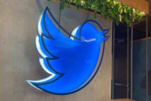 Sosyal medya platformu Twitter, sağcı politikacılardan ve haber kuruluşlarından gelen