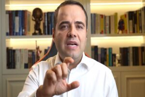 Twitter space yayınıyla dinleyici rekoruna imza atan ekonomi profesörü Özgür