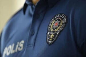 İstanbul&rsquo;da g&ouml;revli polis memuru Raşit Sağlam, Heybeliada vapur iskelesinde beylik