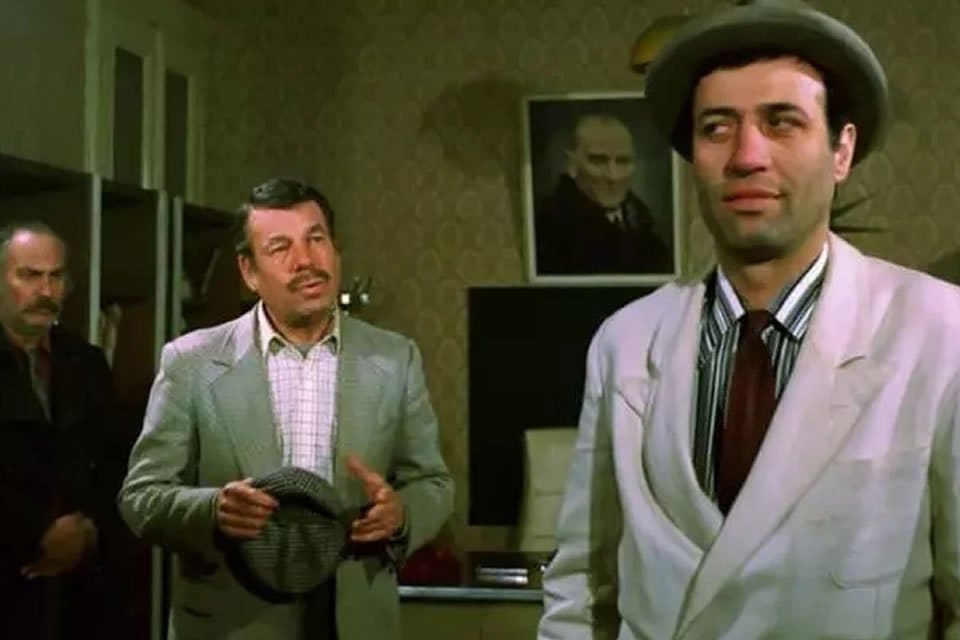 T&uuml;rk sinemasının unutulmaz filmleri arasında yer alan &Uuml;&ccedil; Kağıt&ccedil;ı, bu