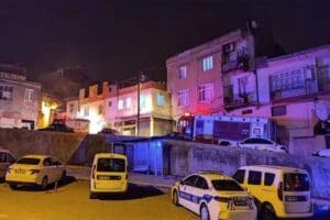 Kahramanmaraş'ın Dulkadiroğlu il&ccedil;esinde evde &ccedil;ıkan yangında dumandan etkilenen 3 kardeş