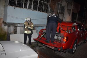 İzmir'in Konak ilçesinde, 3 katlı bir binanın giriş katında çıkan