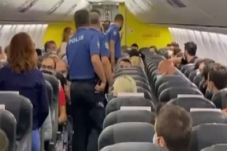 Antalya-İstanbul seferinin yapılacağı u&ccedil;akta 3 kadın; 2 erkek yolcunun kendilerine