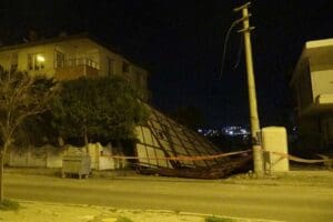 İZMİR'in Gaziemir il&ccedil;esinde kuvvetli r&uuml;zgar nedeniyle u&ccedil;an, inşaat halindeki binanın