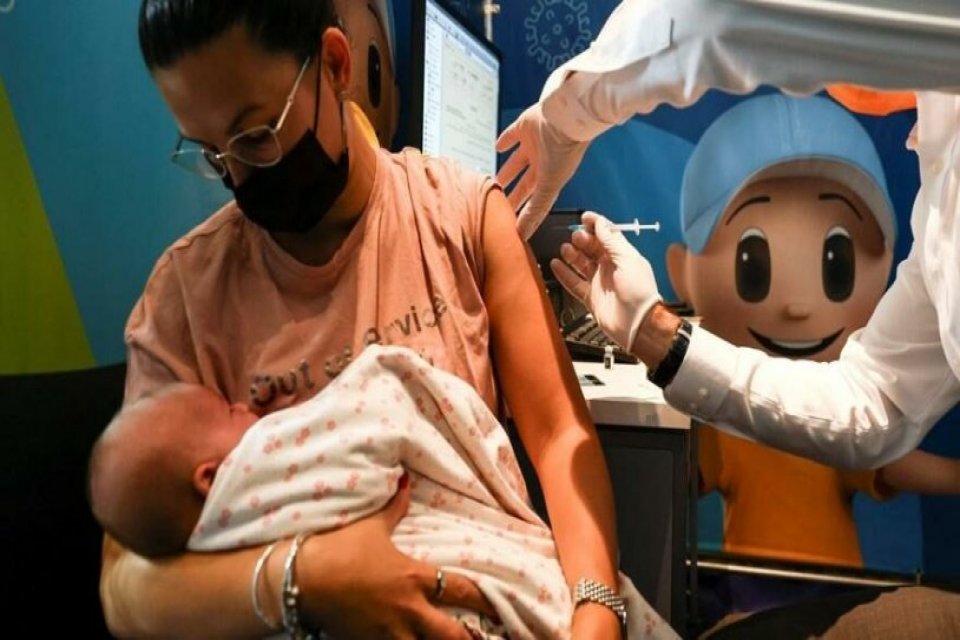 Aşılama s&uuml;recini hızla y&uuml;r&uuml;ten İsrail'de &uuml;&ccedil;&uuml;nc&uuml; doz aşı uygulanmaya başlandı…