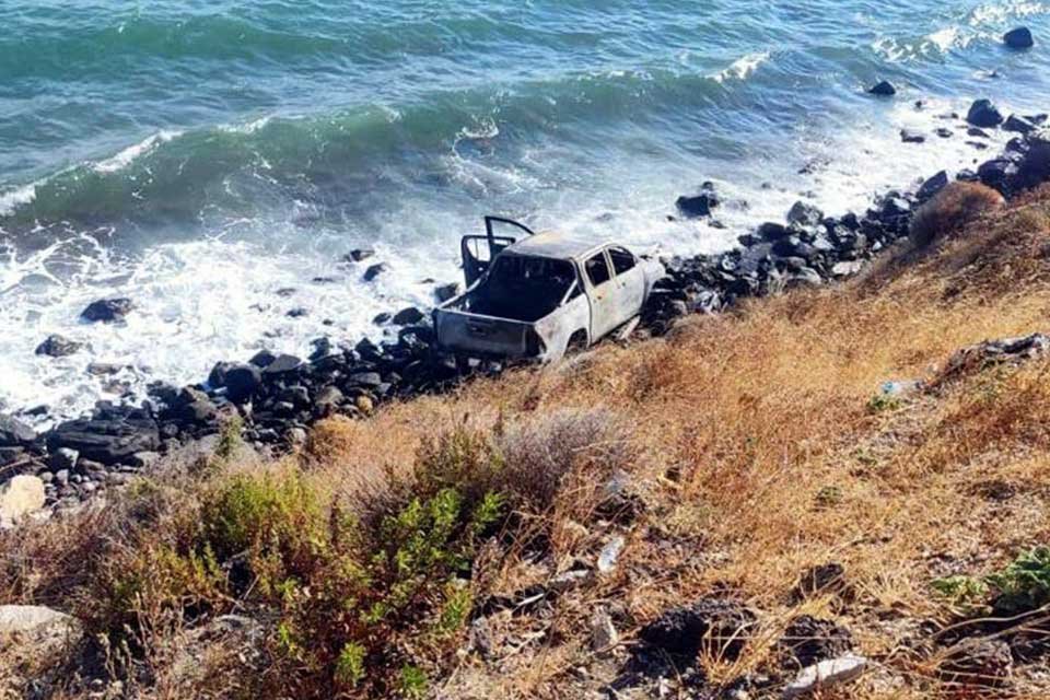 İzmir'in Urla il&ccedil;esinde, u&ccedil;urumdan deniz kenarına d&uuml;şerek alev alan pick-up
