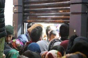Diyarbakır'da aşılışa &ouml;zel indirim yapan bir &ccedil;eyiz mağazasının &ouml;n&uuml;nde toplananlar,