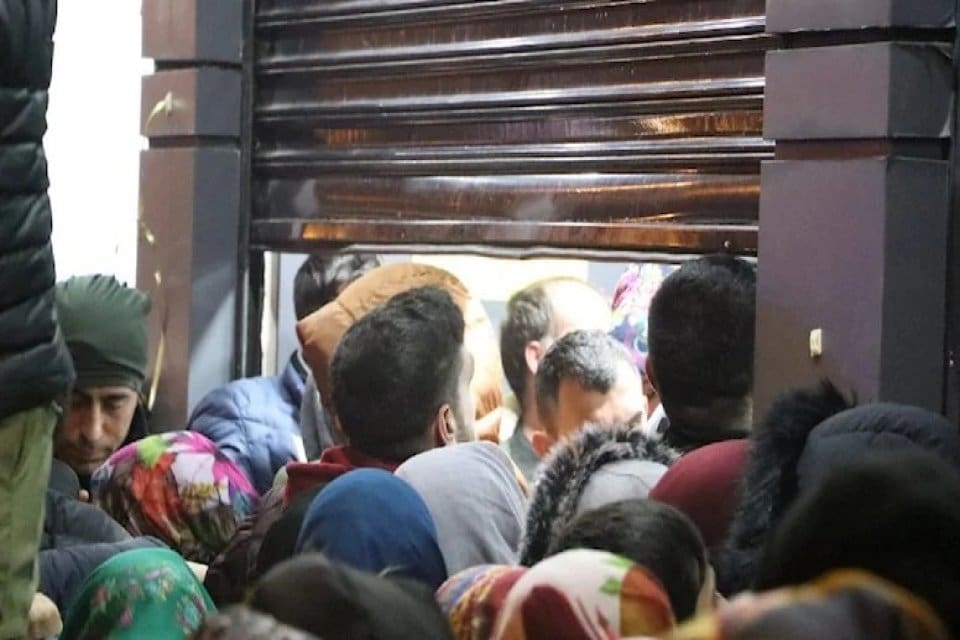Diyarbakır'da aşılışa &ouml;zel indirim yapan bir &ccedil;eyiz mağazasının &ouml;n&uuml;nde toplananlar,