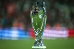 2021-2022 sezonunun UEFA Şampiyonlar Ligi şampiyonu Real Madrid ile UEFA