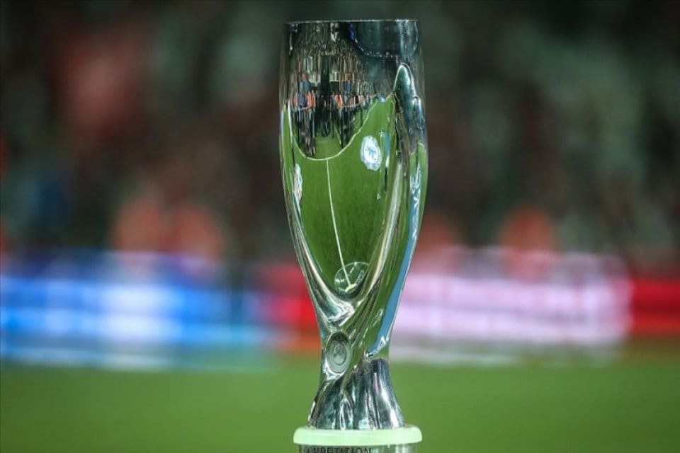 2021-2022 sezonunun UEFA Şampiyonlar Ligi şampiyonu Real Madrid ile UEFA