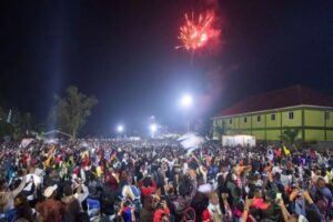 Uganda'nın başkenti Kampala'daki bir AVM'de d&uuml;zenlenen yılbaşı kutlamasında sunucu misafirleri
