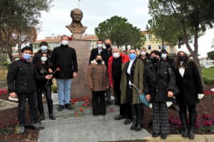 Araştırmacı gazeteci, yazar Uğur Mumcu, katledilişinin 28. yıldönümünde, Çeşme'deki heykeli