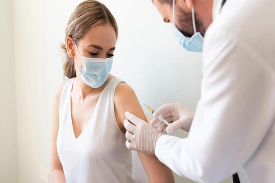D&uuml;nya&nbsp;Sağlık&nbsp;&Ouml;rg&uuml;t&uuml; tarafından Omicron adı verilen Covid-19'un yeni varyantı d&uuml;nyada hızla