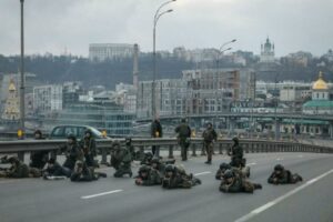 Rus birliklerinin Ukrayna'daki ilerleyişi başkent Kiev'de gergin bekleyişe neden olurken,