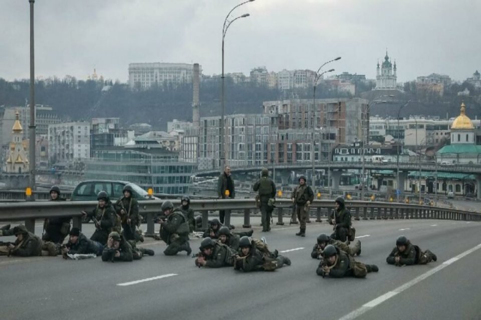 Ukrayna askerleri Kiev’de Rusya ordusunun girişini bekliyor Rus birliklerinin Ukrayna'daki ilerleyişi başkent Kiev'de gergin bekleyişe neden olurken,