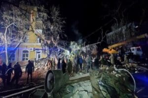 Ukrayna&rsquo;nın Donetsk b&ouml;lgesinde Rus ordusunun fırlattığı f&uuml;zenin apartmana isabet etmesi
