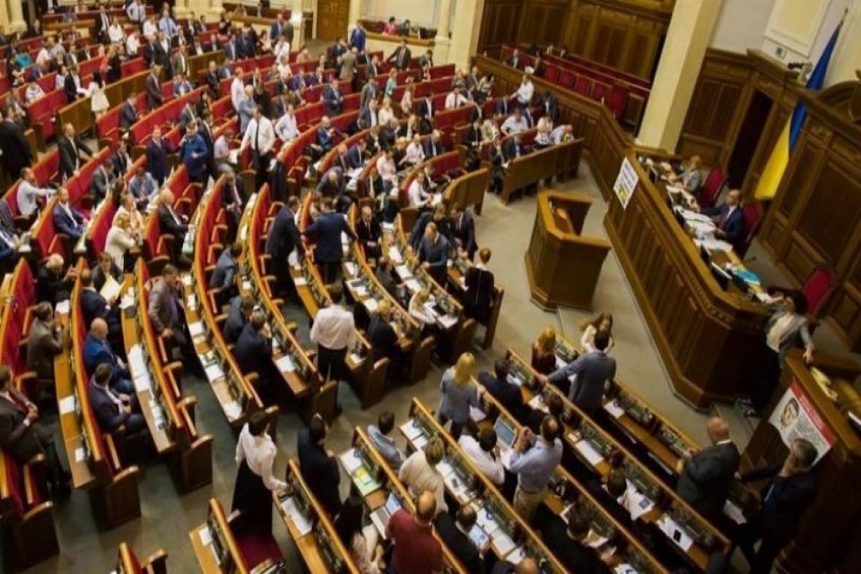 Ukrayna Parlamentosu, &uuml;lkede gece yarısından itibaren başlayacak olağan&uuml;st&uuml; hal kararını