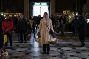 Ukrayna'da Ortodoks Hristiyanlar bu yıl Paskalya Bayramı'nı Rusya'nın saldırıları ortasında