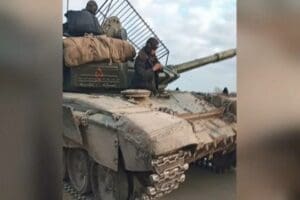 Ukrayna&rsquo;da silahlanan siviller, &Ccedil;ernihiv b&ouml;lgesinde ilerleyen Rus tankını durdurdu. Ukrayna